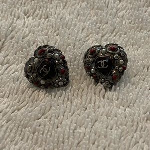 CHANEL FAUX PEARL & ENAMEL HEART STUD ERRINGS